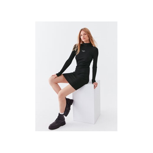 Calvin Klein Jeans Sukienka dzianinowa J20J220354 Czarny Slim Fit ze sklepu MODIVO w kategorii Sukienki - zdjęcie 168681868