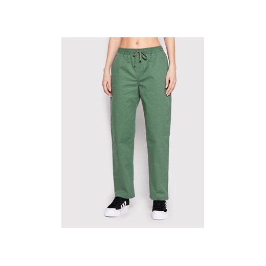 Vans Spodnie materiałowe Range VN0A7RMP Zielony Relaxed Fit ze sklepu MODIVO w kategorii Spodnie damskie - zdjęcie 168685115