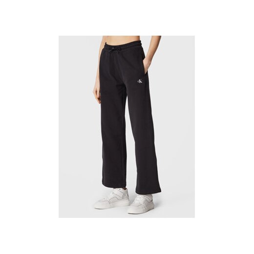 Calvin Klein Jeans Spodnie dresowe J20J220261 Czarny Relaxed Fit ze sklepu MODIVO w kategorii Spodnie damskie - zdjęcie 168686735