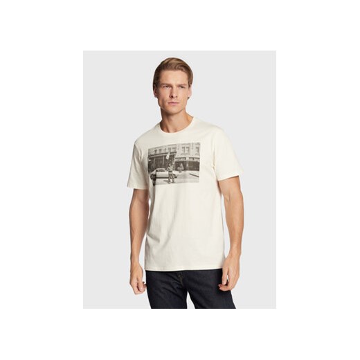Wrangler T-Shirt LEON BRIDGES W7ACEEC11 112328263 Écru Regular Fit ze sklepu MODIVO w kategorii T-shirty męskie - zdjęcie 168692909