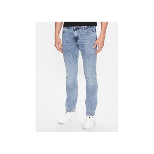 Guess Jeansy M3YAS2 D4WBC Niebieski Slim Tapered Fit ze sklepu MODIVO w kategorii Jeansy męskie - zdjęcie 168695898