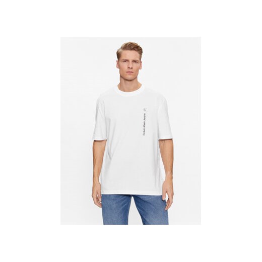 Calvin Klein Jeans T-Shirt J30J323995 Biały Relaxed Fit ze sklepu MODIVO w kategorii T-shirty męskie - zdjęcie 168696175