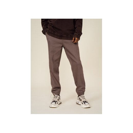 Outhorn Spodnie dresowe OTHSS23TTROM190 Brązowy Regular Fit ze sklepu MODIVO w kategorii Spodnie męskie - zdjęcie 168717078