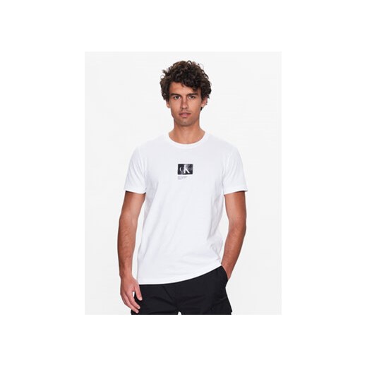 Calvin Klein Jeans T-Shirt J30J322863 Biały Regular Fit ze sklepu MODIVO w kategorii T-shirty męskie - zdjęcie 168754296