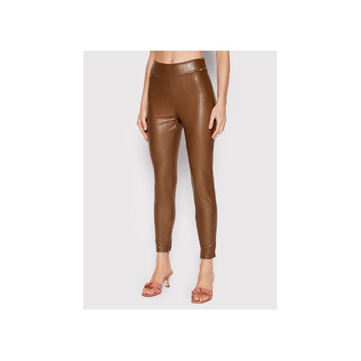 Guess Spodnie z imitacji skóry W2YB16 WEPI0 Brązowy Slim Fit ze sklepu MODIVO w kategorii Spodnie damskie - zdjęcie 168754535