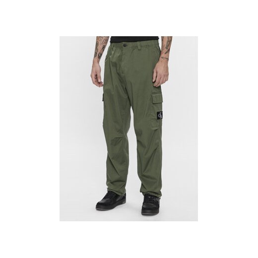 Calvin Klein Jeans Spodnie materiałowe Essential J30J324537 Zielony Regular Fit ze sklepu MODIVO w kategorii Spodnie męskie - zdjęcie 168766975