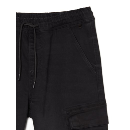 Cropp - Czarne jeansowe joggery z kieszeniami cargo - czarny ze sklepu Cropp w kategorii Spodnie męskie - zdjęcie 168772097