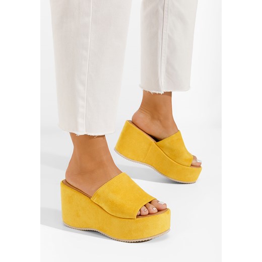 Żółte klapki na platformie Belona ze sklepu Zapatos w kategorii Klapki damskie - zdjęcie 168778759