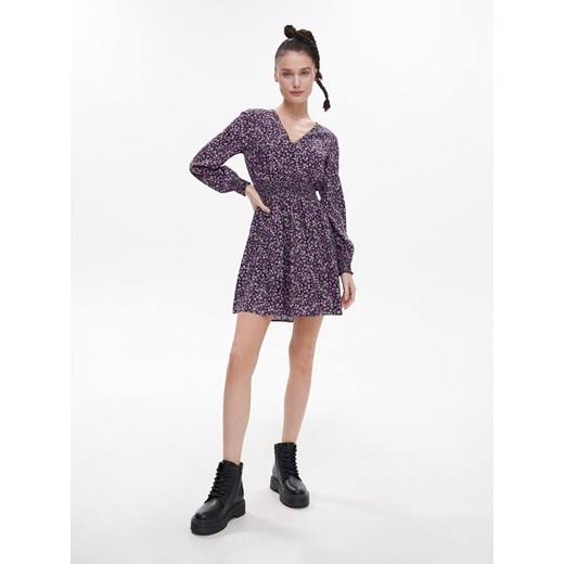 Cropp - Sukienka mini w kwiaty - fioletowy Cropp S promocyjna cena Cropp