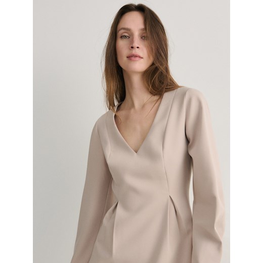 Sukienka Reserved z długim rękawem beżowa mini w serek 