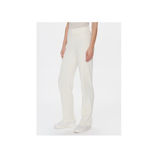 Outhorn Spodnie dresowe OTHAW23TTROF492 Biały Regular Fit ze sklepu MODIVO w kategorii Spodnie damskie - zdjęcie 168827367