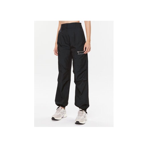 Calvin Klein Jeans Spodnie materiałowe J20J221859 Czarny Regular Fit ze sklepu MODIVO w kategorii Spodnie damskie - zdjęcie 168839387