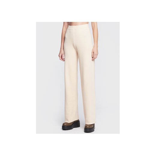 Calvin Klein Spodnie dzianinowe K20K204625 Beżowy Regular Fit ze sklepu MODIVO w kategorii Spodnie damskie - zdjęcie 168855515