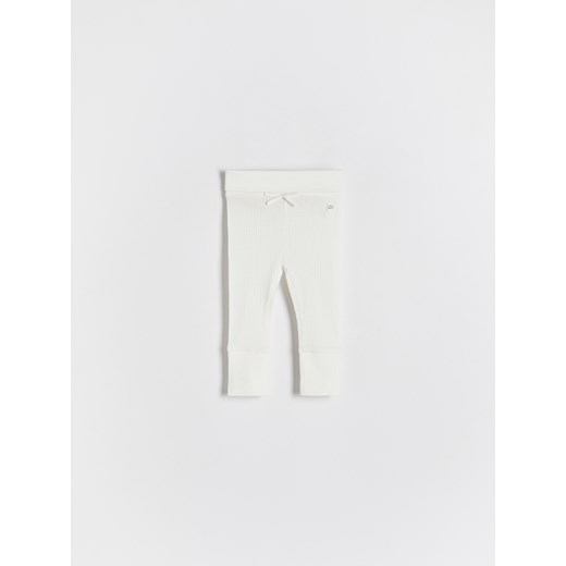 Reserved - Prążkowane legginsy z kokardką - złamana biel ze sklepu Reserved w kategorii Legginsy niemowlęce - zdjęcie 168932375
