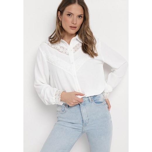 Biała Elegancka Koszula z Koronką Przy Dekolcie Lynora ze sklepu Born2be Odzież w kategorii Koszule damskie - zdjęcie 168981097