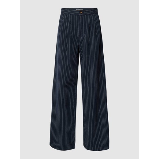 Spodnie z szerokimi nogawkami ze wzorem w cienkie prążki ze sklepu Peek&Cloppenburg  w kategorii Spodnie damskie - zdjęcie 168994589