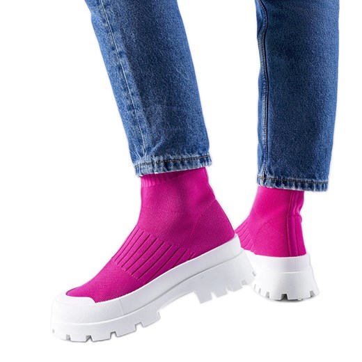 Różowe sneakersy z elastyczną cholewką Varden ze sklepu ButyModne.pl w kategorii Workery damskie - zdjęcie 169009965