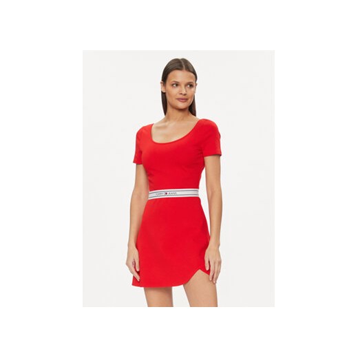 Tommy Jeans Sukienka letnia Logo Tape DW0DW17924 Czerwony Regular Fit ze sklepu MODIVO w kategorii Sukienki - zdjęcie 169016865