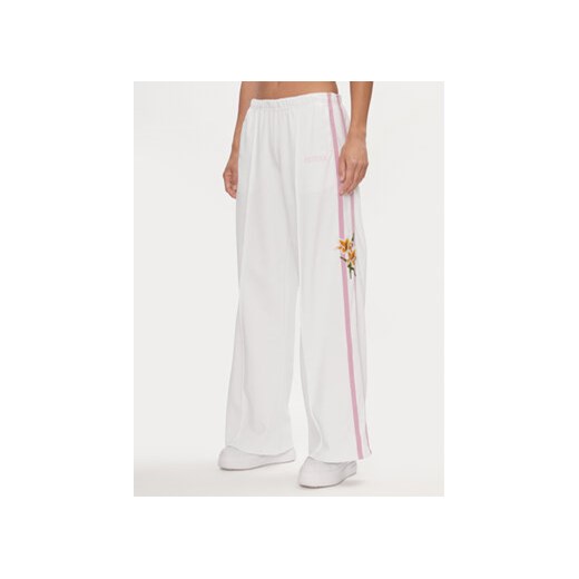 Guess Spodnie dresowe V4GB03 KC5R0 Biały Relaxed Fit ze sklepu MODIVO w kategorii Spodnie damskie - zdjęcie 169055059