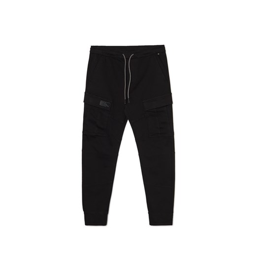 Cropp - Czarne jeansy jogger z kieszeniami cargo - czarny ze sklepu Cropp w kategorii Jeansy męskie - zdjęcie 169097617