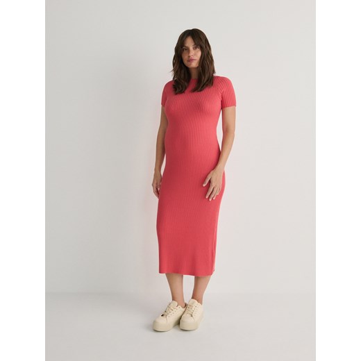 Reserved - Dzianinowa sukienka midi - koralowy ze sklepu Reserved w kategorii Sukienki ciążowe - zdjęcie 169137188