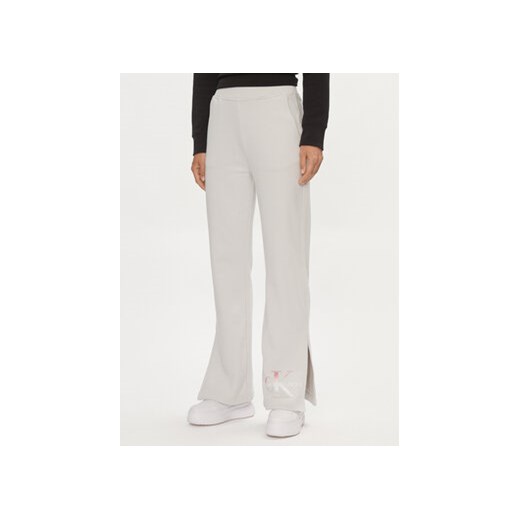 Calvin Klein Jeans Spodnie dresowe Diffused Monologo J20J223422 Szary Regular Fit ze sklepu MODIVO w kategorii Spodnie damskie - zdjęcie 169181485