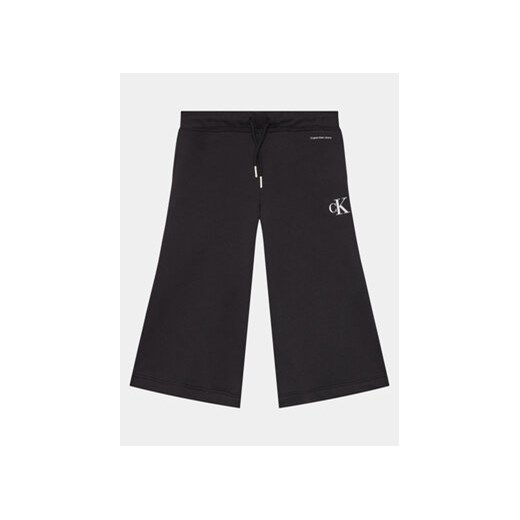 Calvin Klein Jeans Spodnie dresowe Logo IG0IG02449 Czarny Relaxed Fit ze sklepu MODIVO w kategorii Spodnie dziewczęce - zdjęcie 169183267