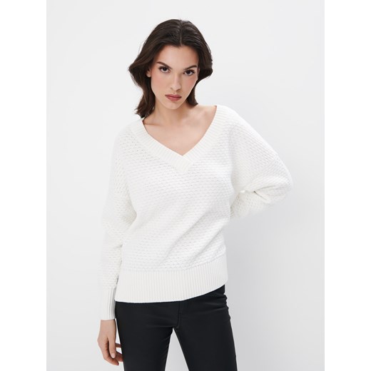 Mohito - Sweter z dekoltem V - biały ze sklepu Mohito w kategorii Swetry damskie - zdjęcie 169198018