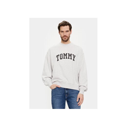 Tommy Jeans Bluza Varsity DM0DM18386 Szary Boxy Fit ze sklepu MODIVO w kategorii Bluzy męskie - zdjęcie 169204659