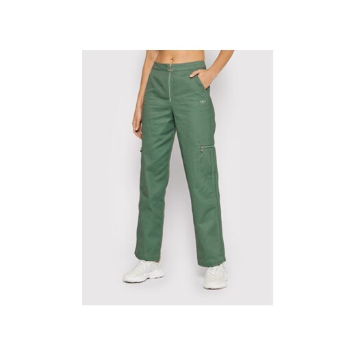 adidas Spodnie materiałowe Twill HE4737 Zielony Regular Fit ze sklepu MODIVO w kategorii Spodnie damskie - zdjęcie 169231376