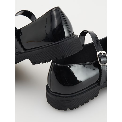 Półbuty dziecięce Reserved z klamrą 