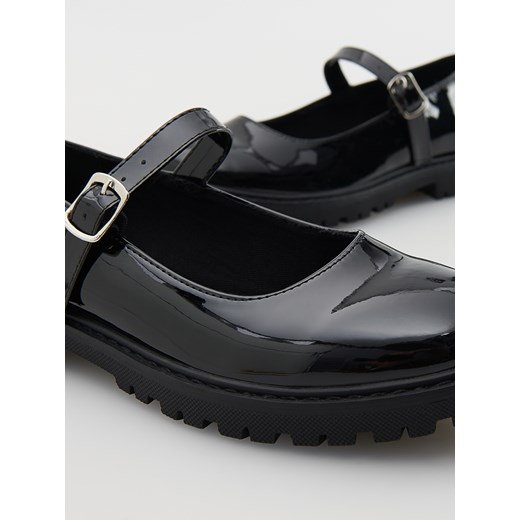 Półbuty dziecięce Reserved na wiosnę 