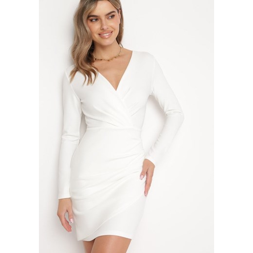 Biała Sukienka Mini z Kopertowym Dekoltem i Marszczeniami Hiacinta ze sklepu Born2be Odzież w kategorii Sukienki - zdjęcie 169244377