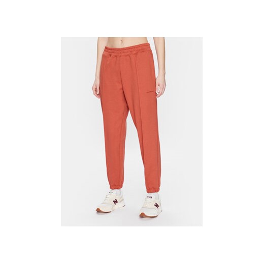 New Balance Spodnie dresowe Athletics Nature WP23553 Pomarańczowy Relaxed Fit ze sklepu MODIVO w kategorii Spodnie damskie - zdjęcie 169283575