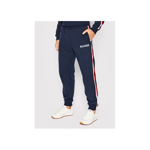 Tommy Hilfiger Spodnie dresowe UM0UM02441 Granatowy Regular Fit ze sklepu MODIVO w kategorii Spodnie męskie - zdjęcie 169287028