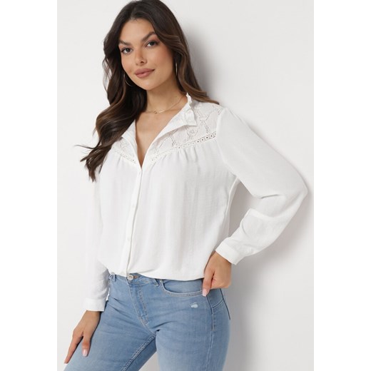 Biała Koszula z Guzikami i Ażurowym Wzorem na Dekolcie Serupa ze sklepu Born2be Odzież w kategorii Koszule damskie - zdjęcie 169322686