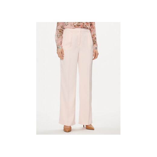 Guess Spodnie materiałowe W4GB23 WDEE2 Różowy Regular Fit ze sklepu MODIVO w kategorii Spodnie damskie - zdjęcie 169340926
