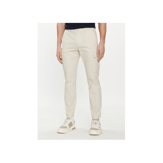 Tommy Jeans Spodnie materiałowe Austin DM0DM18940 Beżowy Slim Fit ze sklepu MODIVO w kategorii Spodnie męskie - zdjęcie 169341728