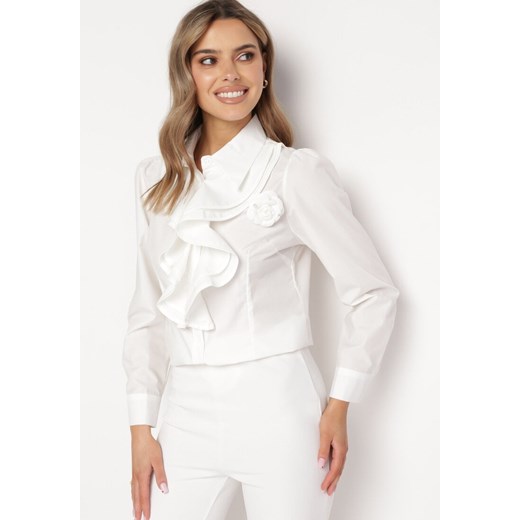 Biała Koszula z Falbaną Przy Dekolcie i Odpinaną Broszką Kwiatkiem Ceridwen M Born2be Odzież promocyjna cena