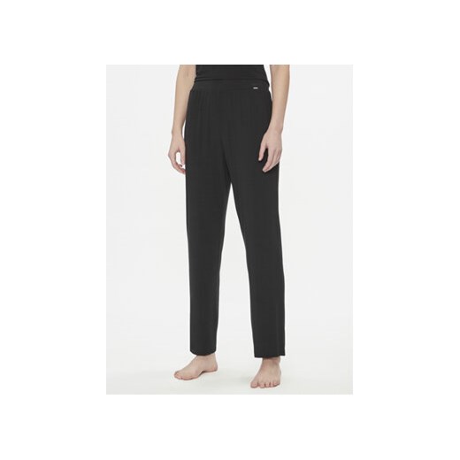 Calvin Klein Underwear Spodnie piżamowe 000QS7145E Czarny Relaxed Fit ze sklepu MODIVO w kategorii Piżamy damskie - zdjęcie 169416917