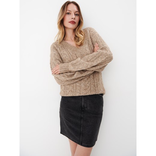 Mohito - Brązowy sweter z dekoltem V - beżowy ze sklepu Mohito w kategorii Swetry damskie - zdjęcie 169418739