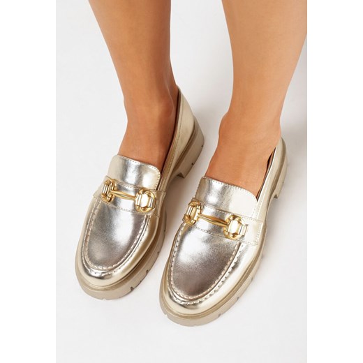Złote Mokasyny z Metaliczną Klamerką i Przeszyciem Wokół Noska Norai 38 wyprzedaż born2be.pl