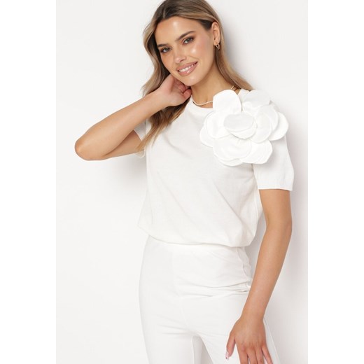 Biała Wiskozowa Bluzka z Aplikacją 3D Kwiatkiem Sallron ze sklepu Born2be Odzież w kategorii Bluzki damskie - zdjęcie 169425845