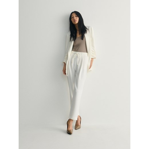 Reserved - Gładkie spodnie z wiązaniem - złamana biel ze sklepu Reserved w kategorii Spodnie damskie - zdjęcie 169458458