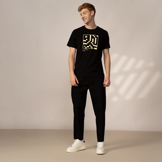 Męskie spodnie casual OUTHORN OTHAW22TTROM031 ze sklepu Sportstylestory.com w kategorii Spodnie męskie - zdjęcie 169499046