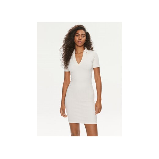Guess Sukienka codzienna Rib-Seamless V4GK04 Z3CC0 Biały Regular Fit ze sklepu MODIVO w kategorii Sukienki - zdjęcie 169570725