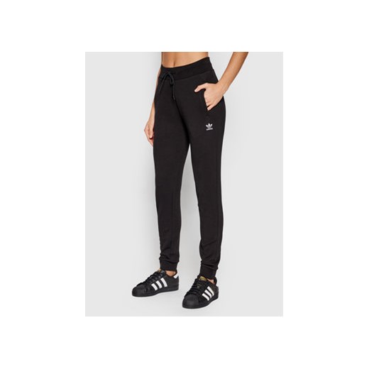 adidas Spodnie dresowe adicolor Essentials H37878 Czarny Slim Fit ze sklepu MODIVO w kategorii Spodnie damskie - zdjęcie 169588248