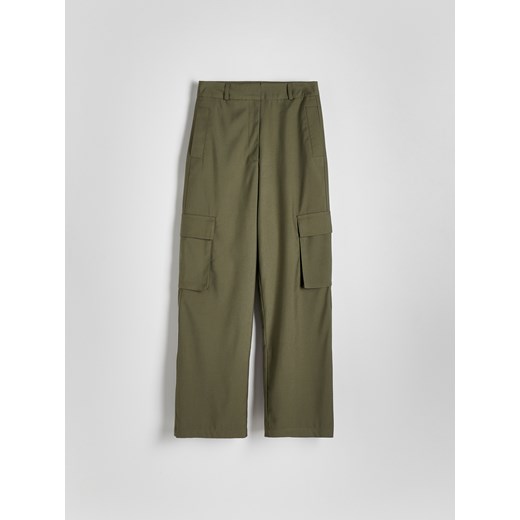 Reserved - Spodnie z kieszeniami cargo - zielony ze sklepu Reserved w kategorii Spodnie damskie - zdjęcie 169590079