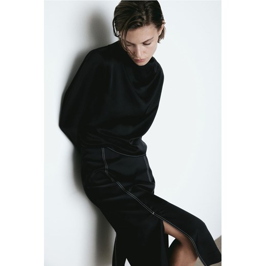 H & M - Satynowa bluzka z drapowanym dekoltem - Czarny ze sklepu H&M w kategorii Bluzki damskie - zdjęcie 169592805