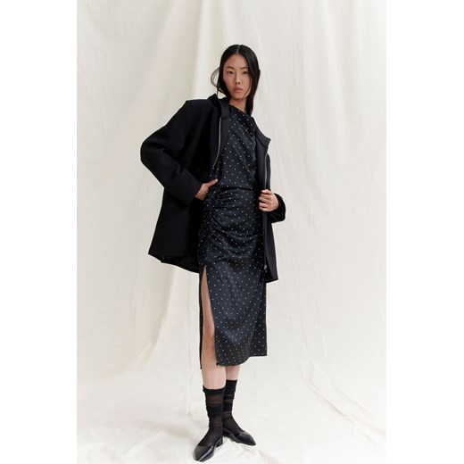 H & M - Satynowa sukienka z drapowanym dekoltem - Czarny ze sklepu H&M w kategorii Sukienki - zdjęcie 169594469